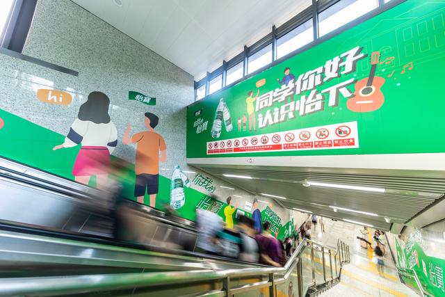 “怡小宝”化身萌趣学长迎新生，地铁创意亮相风靡大学城
